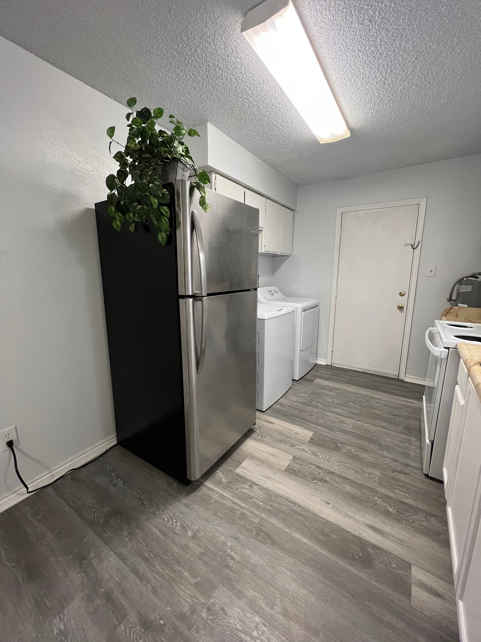 Building Photo - 304 E Oakdale St