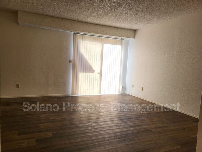 Building Photo - 1910 Grande Cir