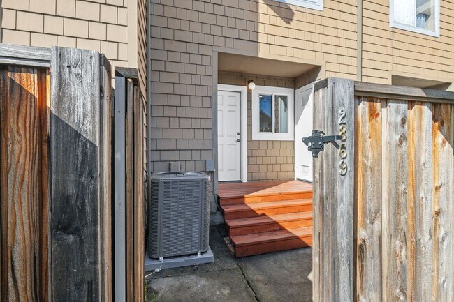 Building Photo - Bright 2 Bedroom 1.5 Bath Condo with Priva...