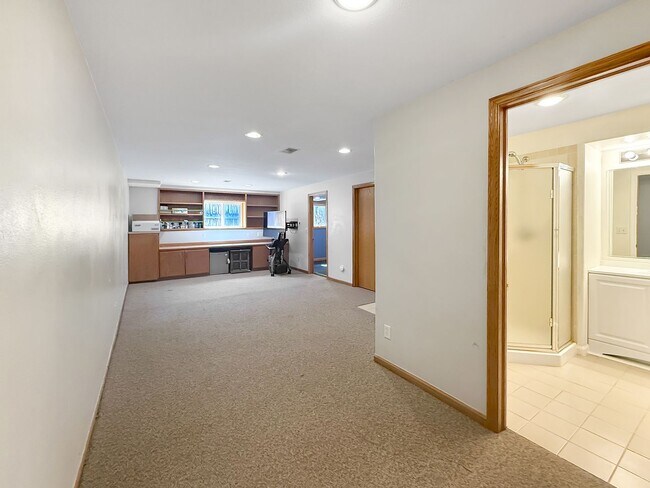 Building Photo - $0 DEPOSIT OPTION. SPACIOUS 5-BEDROOM CENT...