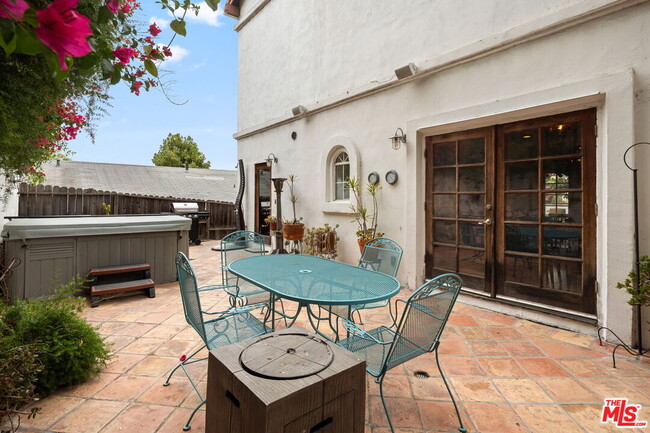 Building Photo - 334 Crane Blvd