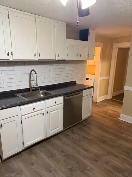 Building Photo - 122 Clark St