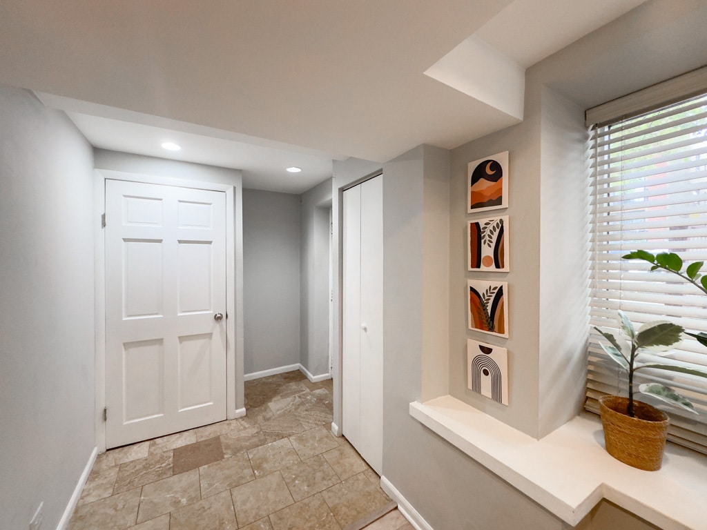 Building Photo - 2046 W Iowa St