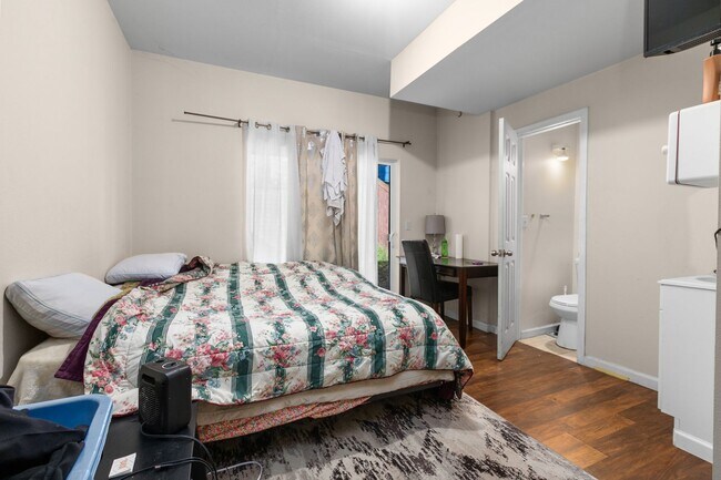 Building Photo - Beautiful 3 bedroom townhome