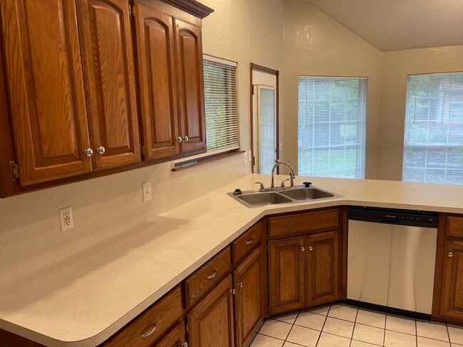 Building Photo - 3 bed, 2 bath w/ 2 car garage home for ren...