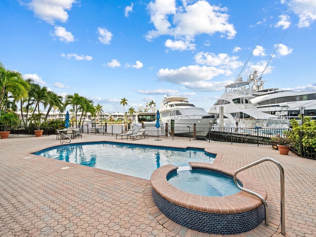 Building Photo - 1050 Seminole Dr