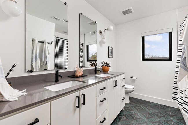 Building Photo - 1502 Waller St