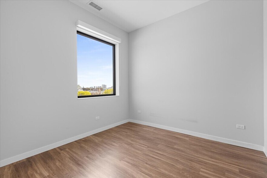 Building Photo - 4820 N Wolcott Ave