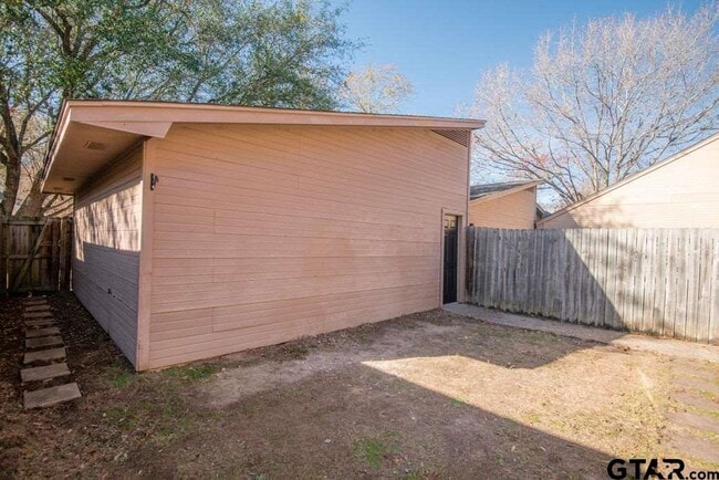 Building Photo - 5823 Hollytree Dr