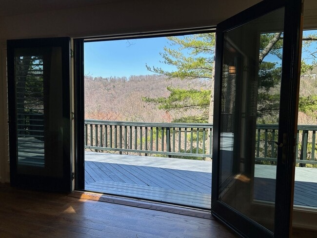 Building Photo - Central AVL - Large Custom Built Home with...