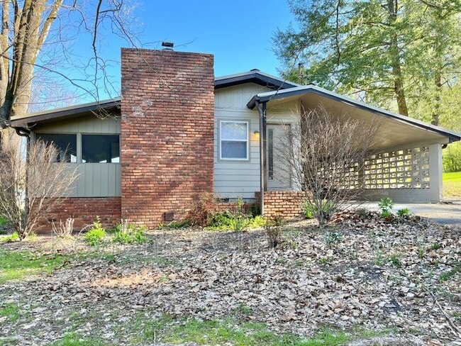 Building Photo - 1023 N Runyan Dr