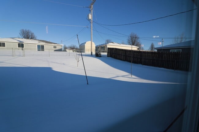 Building Photo - Beautiful 3 bedroom home just minutes from Manhattan and Fort Riley!