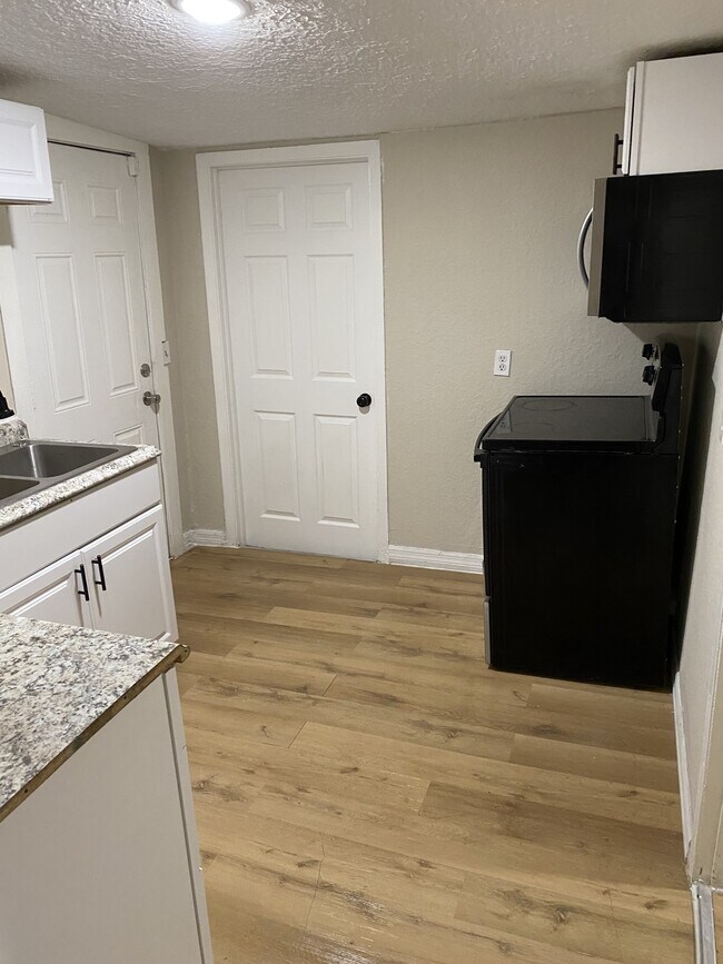 Building Photo - 1040 Line St