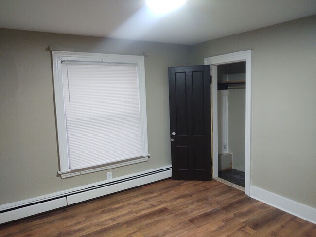 Building Photo - 3 Bedroom with off-street Parking on Park Ave