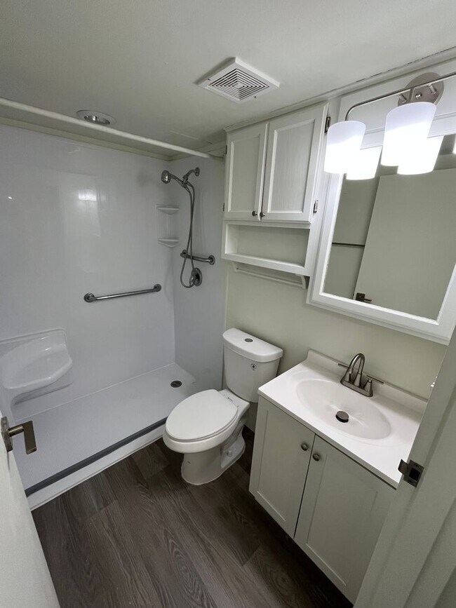 Building Photo - Studio Premium