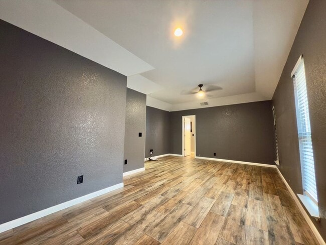 Building Photo - House For Rent