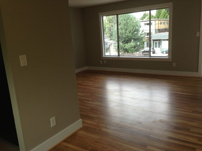 Building Photo - Upper 2 bed on Belmont! Hardwood floors, granite counters, tile in shower! All dogs welcome!
