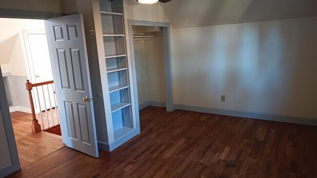 Building Photo - 6+ Bdrm Home Built 1895.  Close In.  With Pastures.