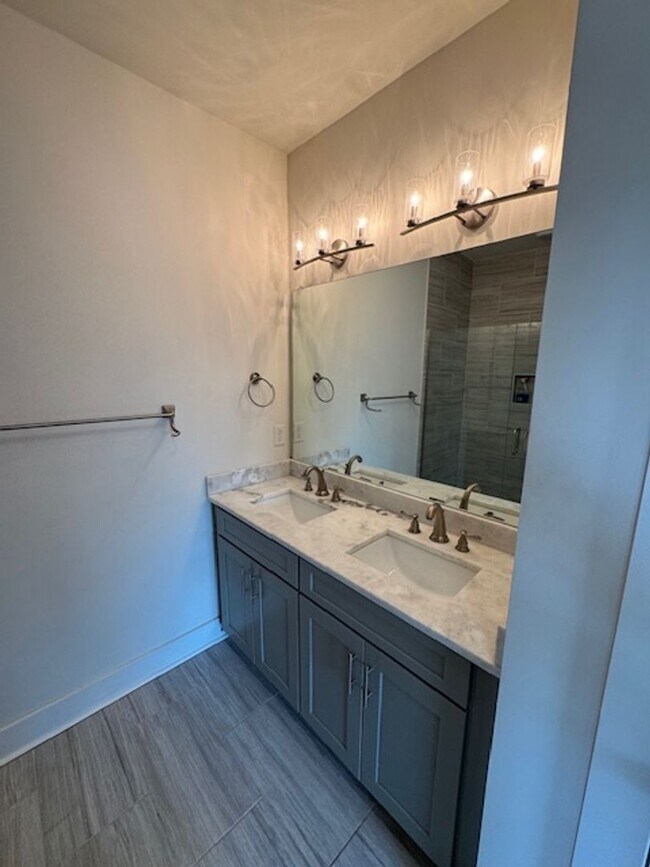 Building Photo - Coming Soon! Nice townhome in convenient East Nashville location!