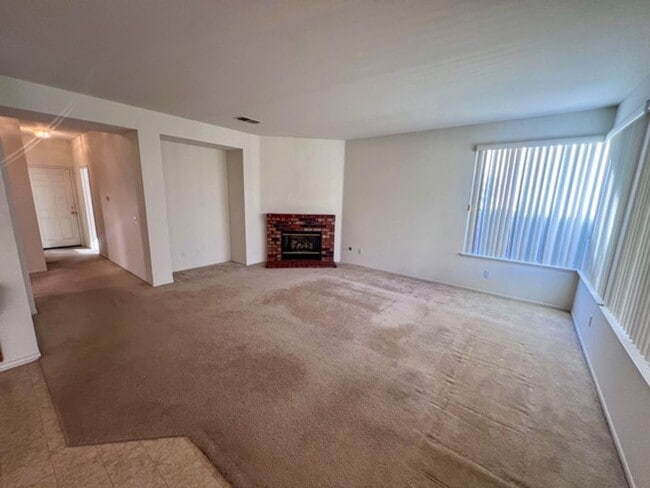 Building Photo - Large 4 bedroom Murrieta home with a loft ...
