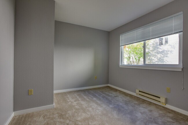 Building Photo - Ballinger Way Condo
