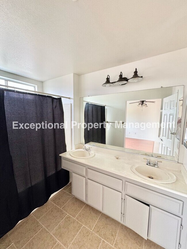 Building Photo - 16202 Trailwinds Dr