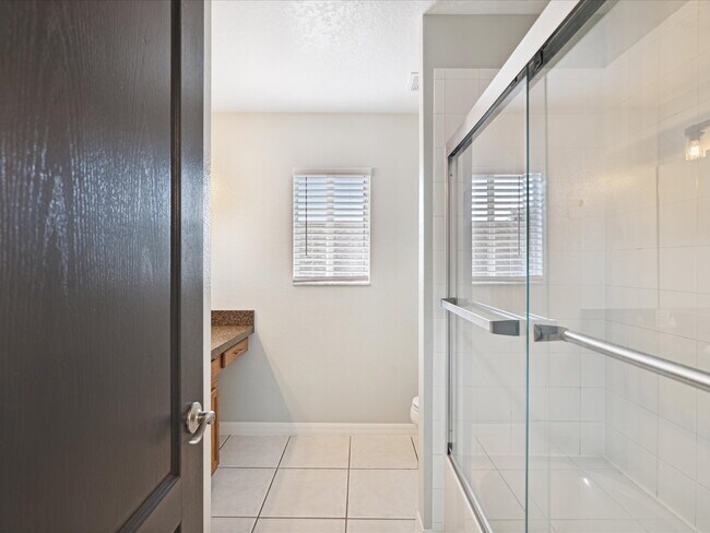 Building Photo - "Charming 3-Bed, 3-Bath Haven with 1810 Sq...