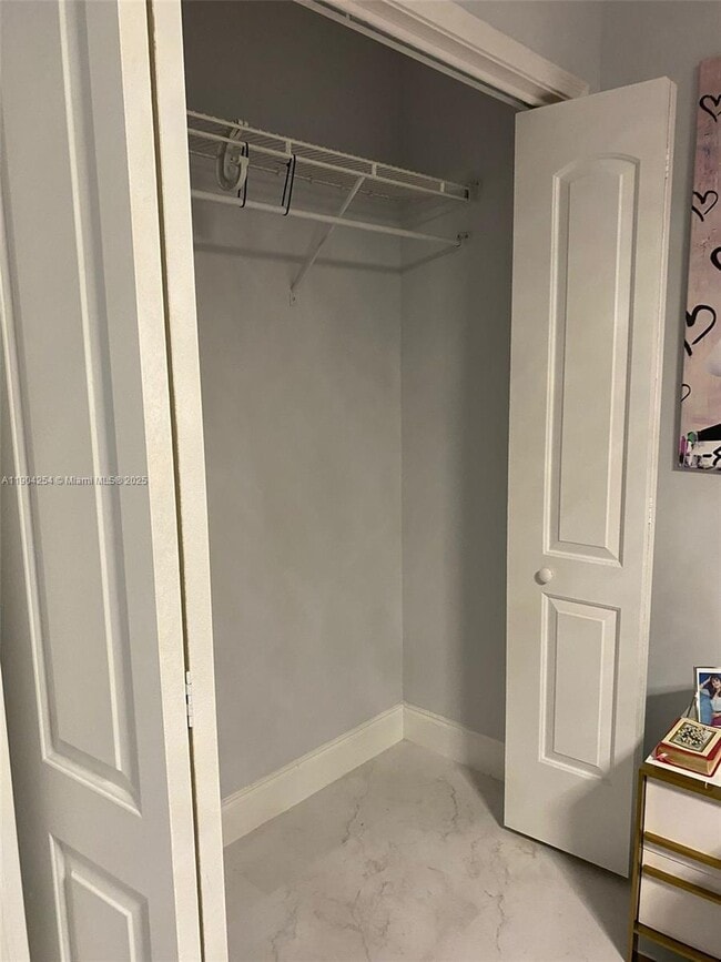 Building Photo - 833 Riverside Dr