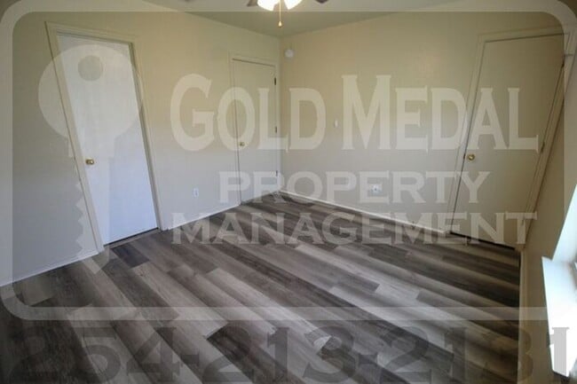 Building Photo - 2802 Alma Dr