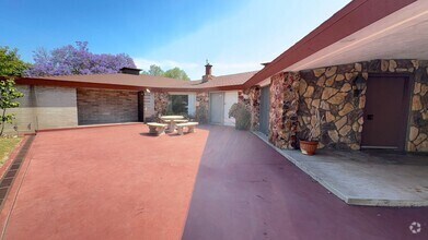 Building Photo - Prestigious Family Home In Outstanding Loc...