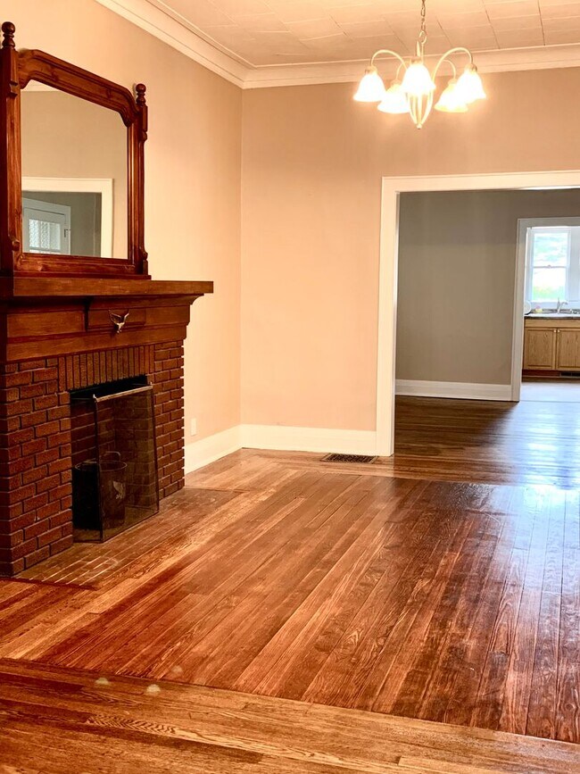 Building Photo - Large 4 bedroom student housing