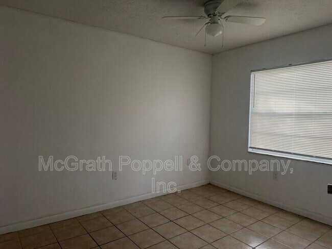 Building Photo - 3828 Lakeshore Dr