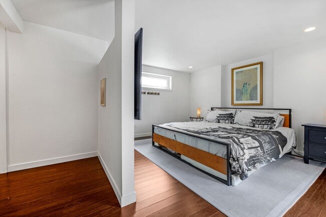 Building Photo - 2 bed 1.5 bath houseboat on Lake Union