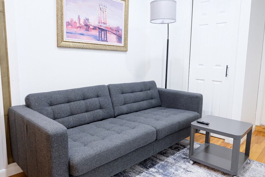 Building Photo - 305 E 104th St