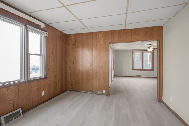 Building Photo - 521 Main St E