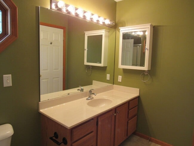 Building Photo - Lakefront house with Cove Protection