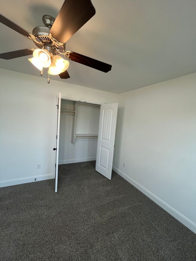 Building Photo - 380 Fox Cir