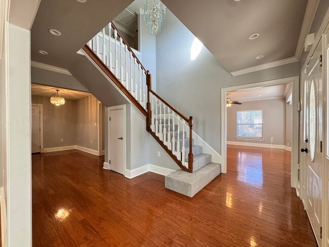 Building Photo - 627 W 2nd St