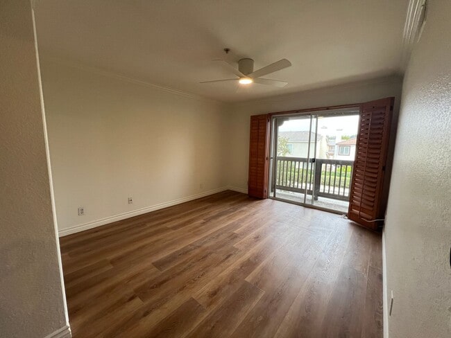 Building Photo - Private End Unit with New Kitchen