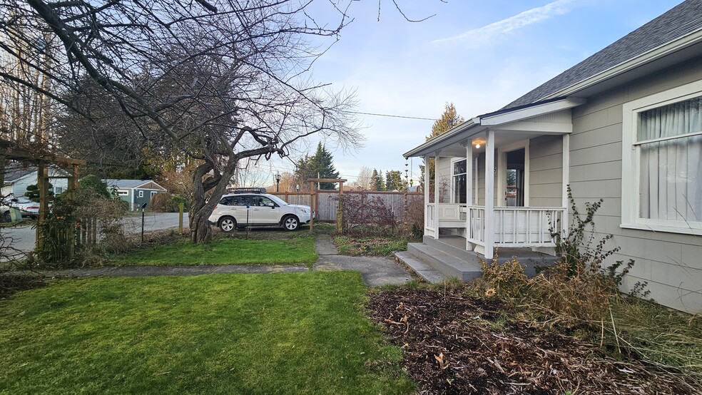 Building Photo - 1105 Curtis St