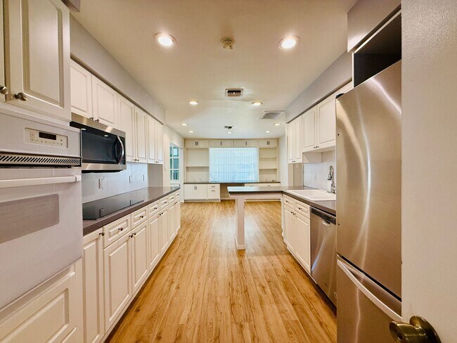 Building Photo - Classic McNeil Estates Ranch-style home-ALL UTILITIES, POOL AND LANDSCAPING INCLUDED WITH RENT!