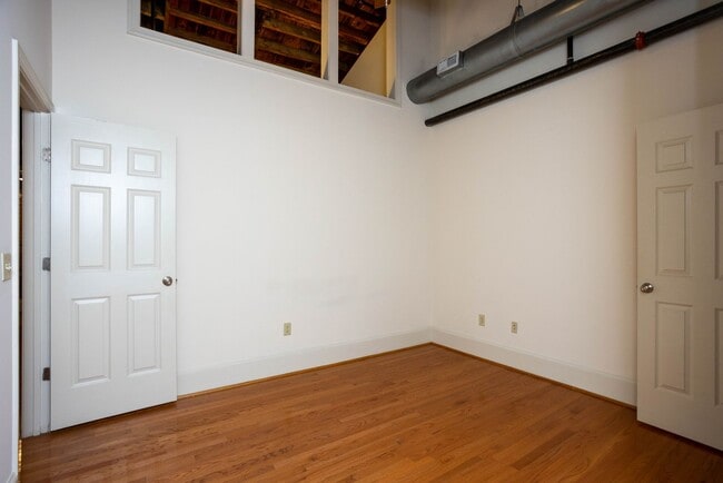 Building Photo - Flag Factory #10H