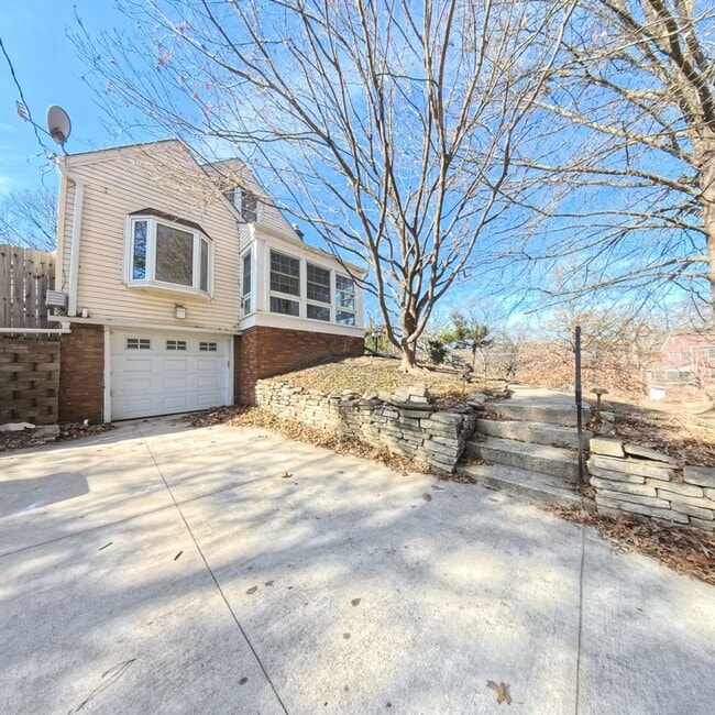 Building Photo - 3 Bedroom 3 Bathroom Home in Des Moines