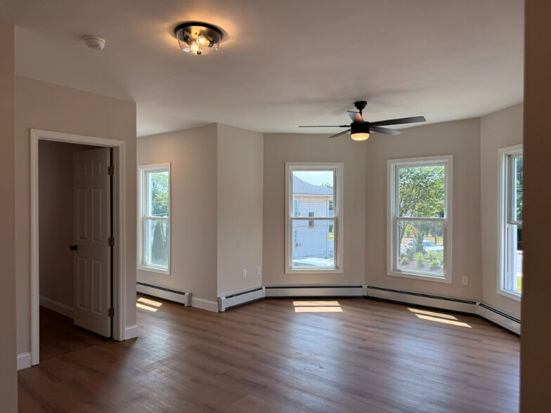 Building Photo - 477 New Britain Rd