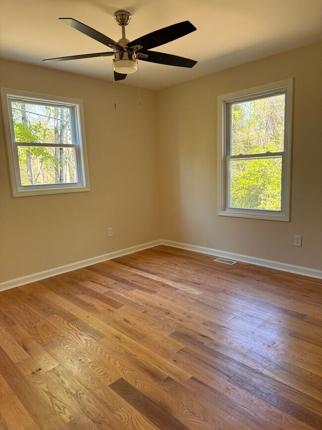 Building Photo - 3 Bedroom || 1 Bathroom - Single Family Home