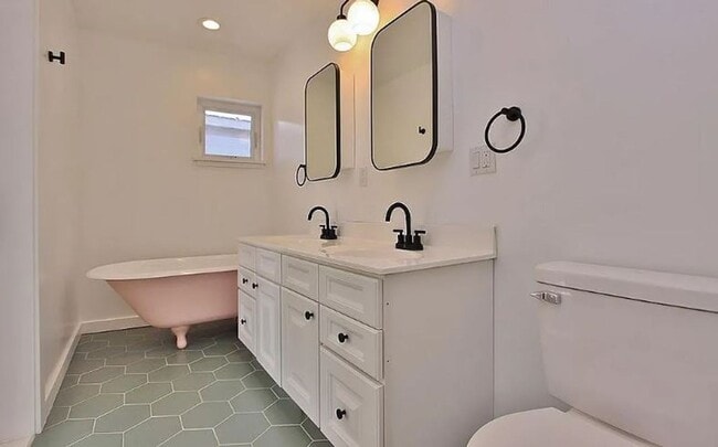 Building Photo - Style, comfort, & convenience---perfectly packaged!