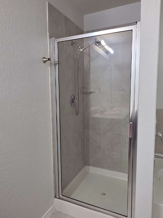 Building Photo - Ready Now – Freshly Painted & Move-In Ready!