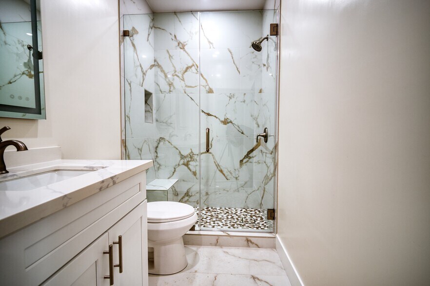 Building Photo - 13920 Moorpark St