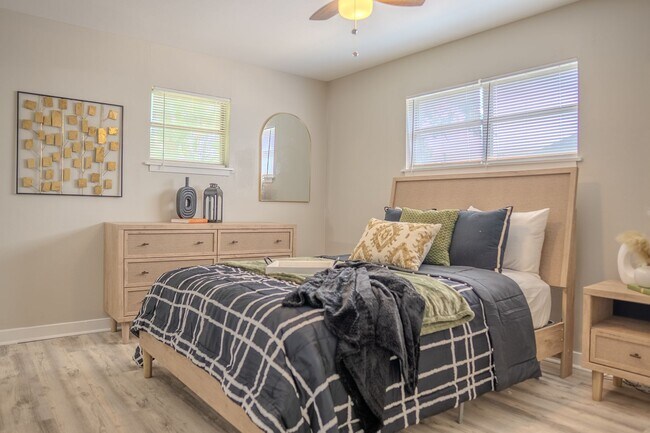 Building Photo - FREE JANUARY RENT!!!!!!!!!! $1,250 SPECIAL!!!!