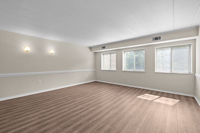 Building Photo - Quiet Norfolk Condo – Utilities & Parking ...